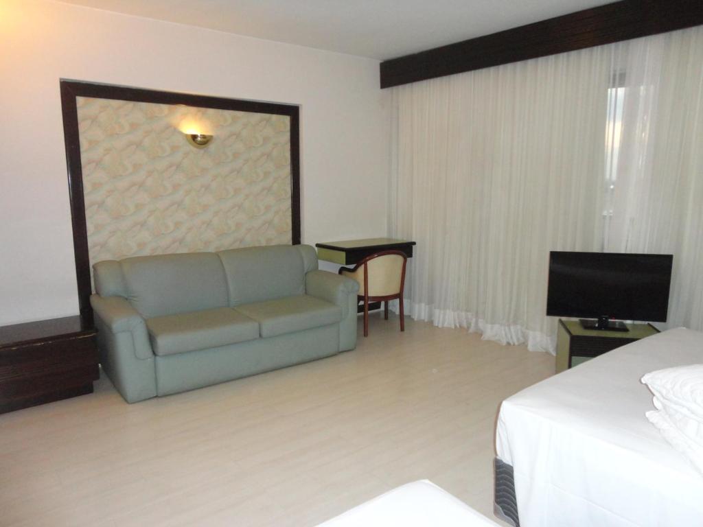  Ero's Apart Hotel