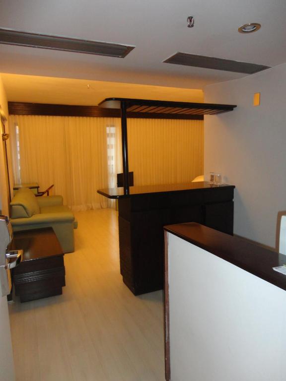  Ero's Apart Hotel