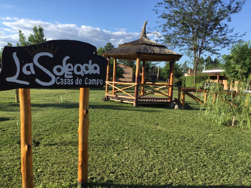 ein Schild vor einem Pavillon in der Unterkunft La Soleada casas de campo in Nono