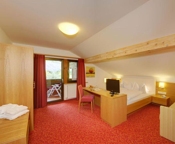 Postel nebo postele na pokoji v ubytování Hotel Laurin
