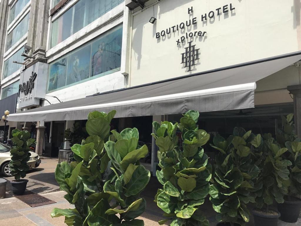 クアラルンプールにあるH Boutique Hotel Xplorer Loke Yewの緑の植物が目の前にある店舗
