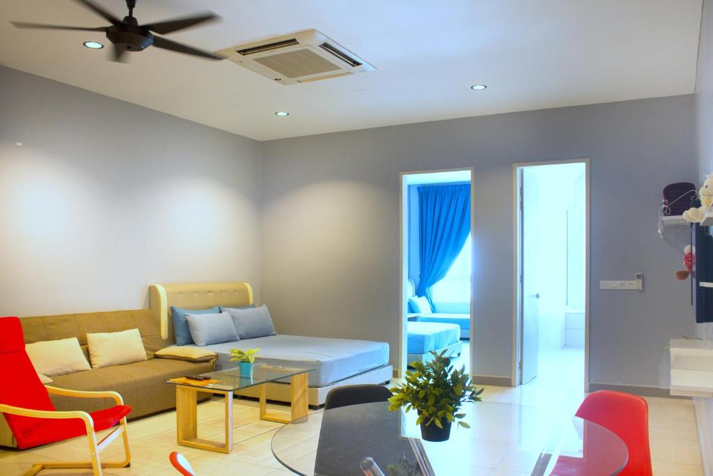 ein Wohnzimmer mit einem Sofa und einem Tisch in der Unterkunft Octagon Premium Ipoh Town Center by Grab A Stay in Ipoh