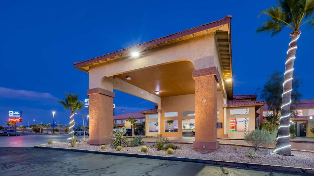 un hotel con una palmera en un aparcamiento en Best Western Desert Oasis, en Ehrenberg