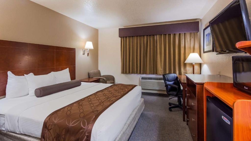 a hotel room with a bed and a tv at Best Western Desert Oasis in Ehrenberg