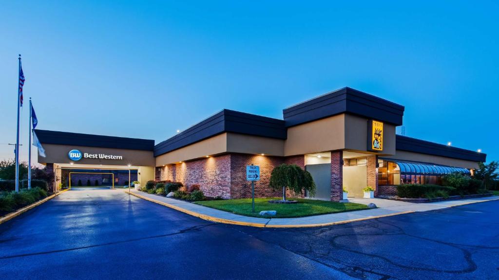 a front view of a hotel at night at Best Western Woodhaven Inn in Woodhaven