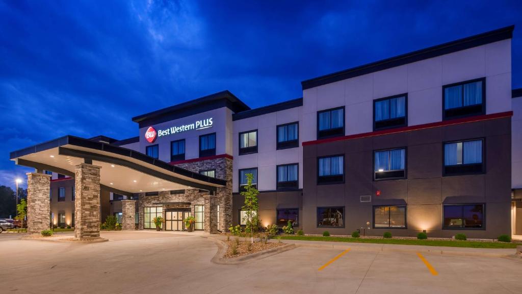 a rendering of a hotel at night at Best Western Plus LaCrescent - LaCrosse in La Crescent