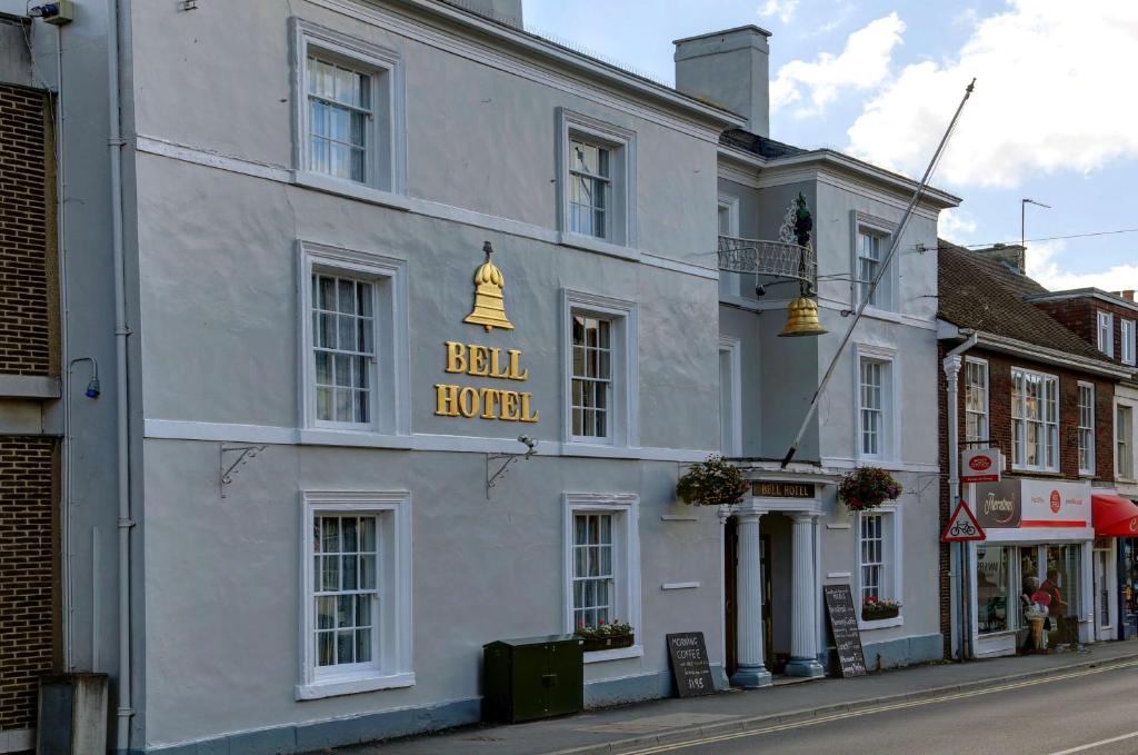 グレート・ドリフフィールドにあるBest Western Bell in Driffieldの球場の看板を持つ建物