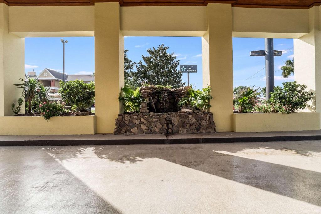 Ein Garten an der Unterkunft Quality Inn Coliseum