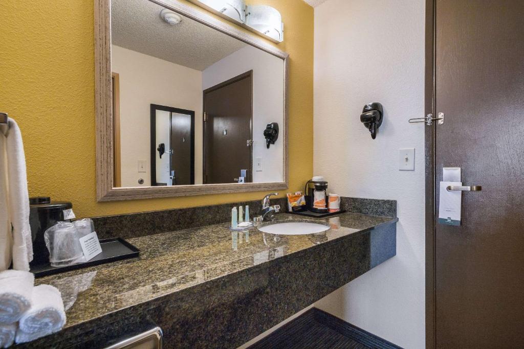 Quality Inn & Suites Silverdale Bangor-Keyport - Queen Room Met Twee Queensize Bedden - Niet -roken