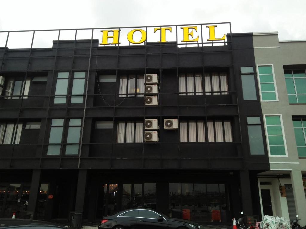 een hotelbord aan de voorzijde van een gebouw bij 68 Boutique Hotel in Sitiawan