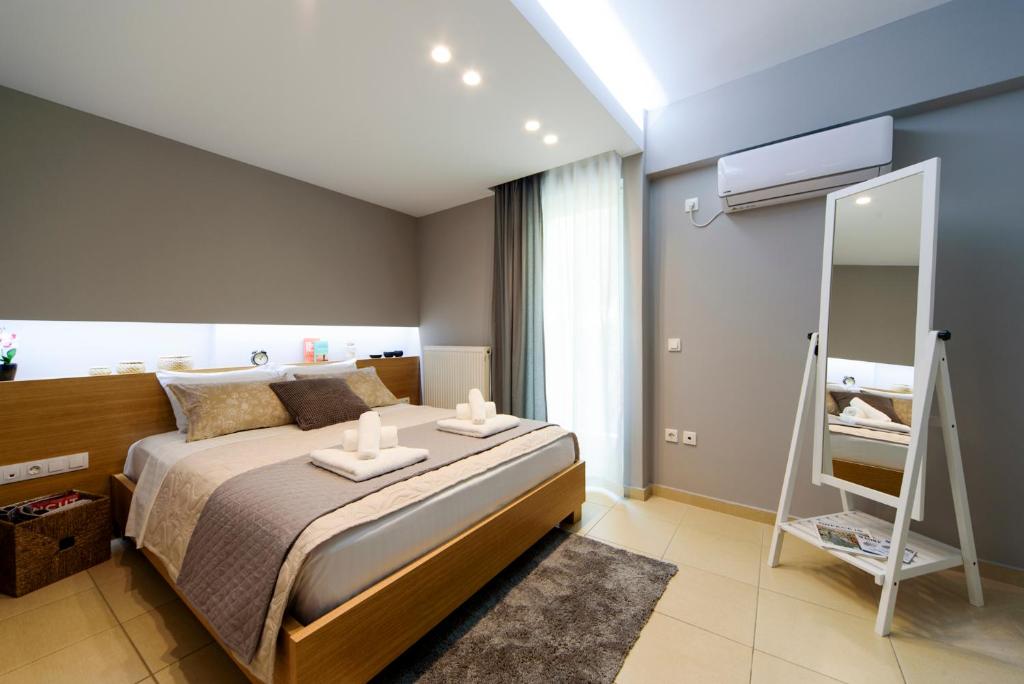 Un dormitorio con una cama con dos velas. en M&D Luxury Suites in central Athens, en Atenas