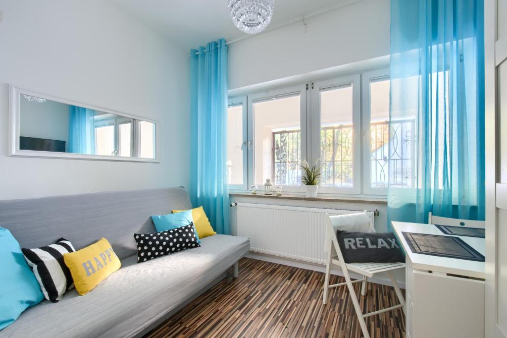 Habitación con cama, escritorio y mesa. en Studio in heart of Warsaw II, en Varsovia