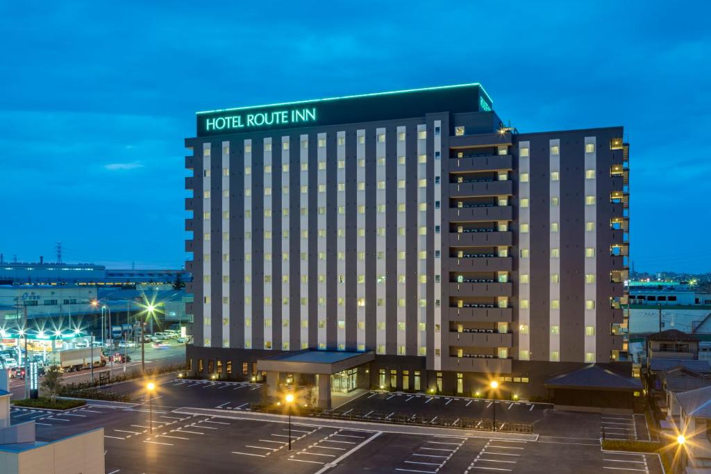uma pousada de quarto de hotel com estacionamento à noite em HOTEL ROUTE-INN Chiba Hamano -Tokyowangan doro- em Chiba