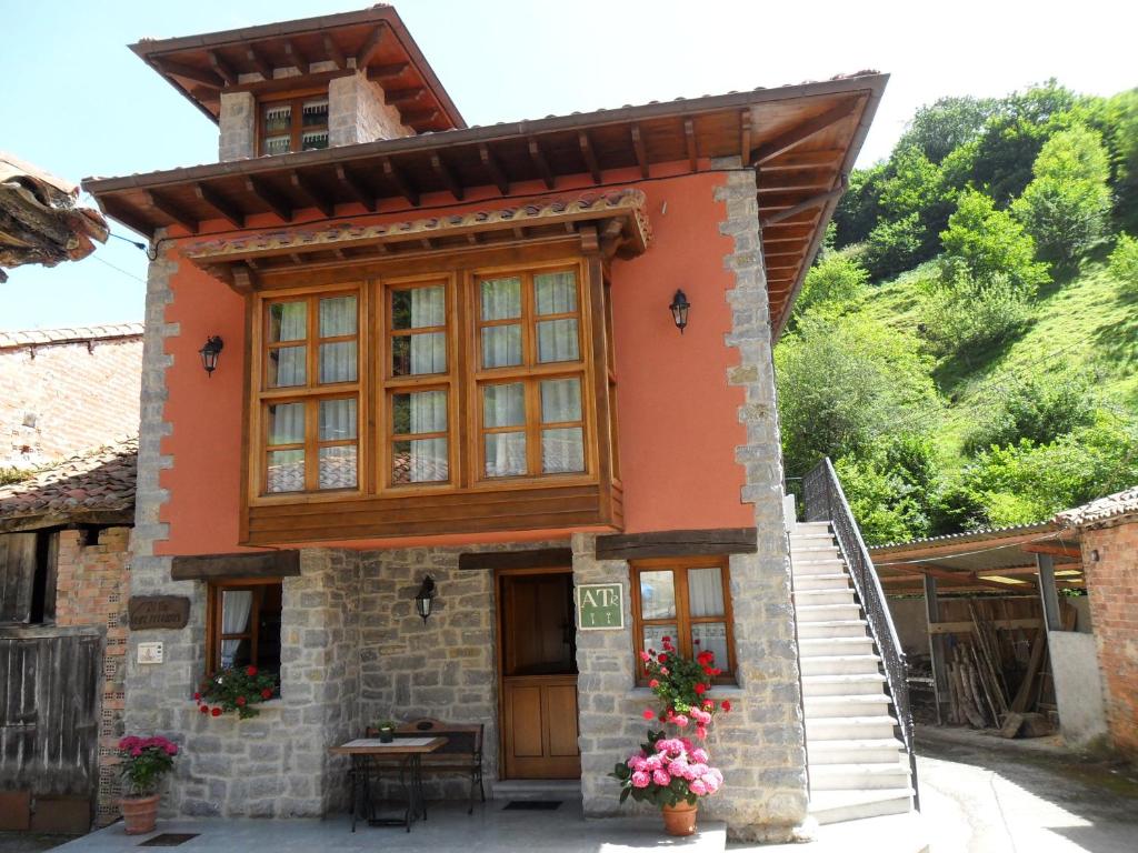Casa pequeña con ventanas y escalera en Apartamentos Rurales Los Villares, en Colunga