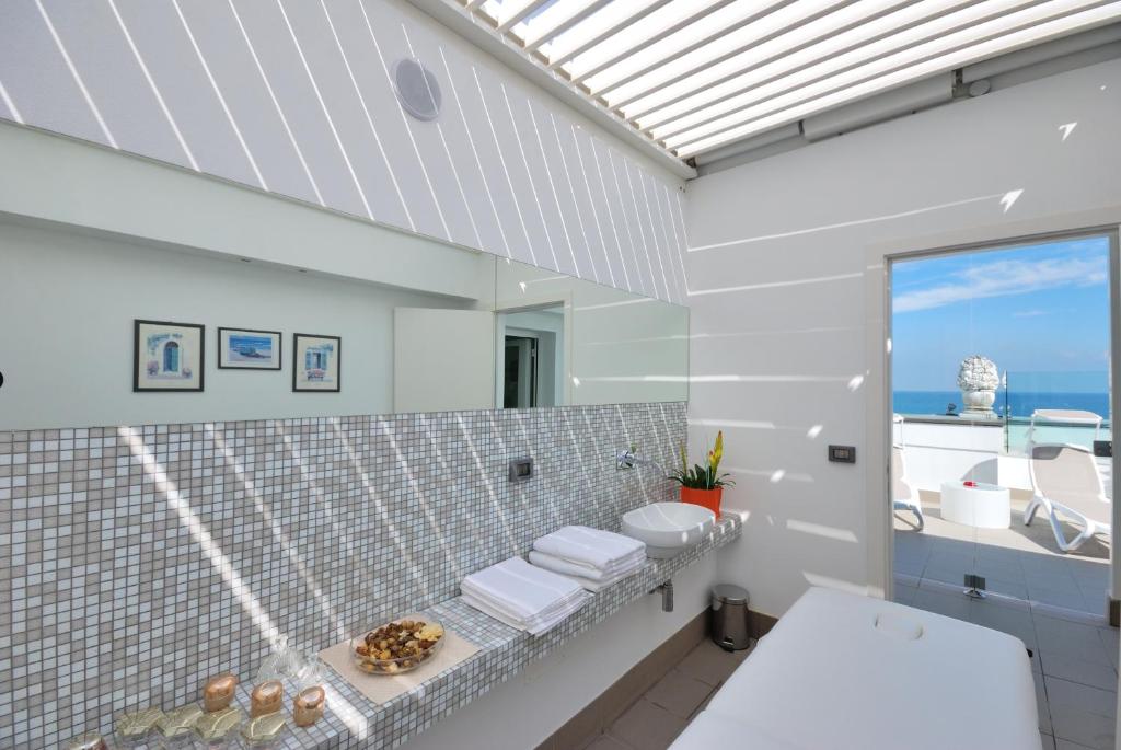 uma casa de banho com WC e vista para o oceano em Hotel Imperiale em Gatteo a Mare