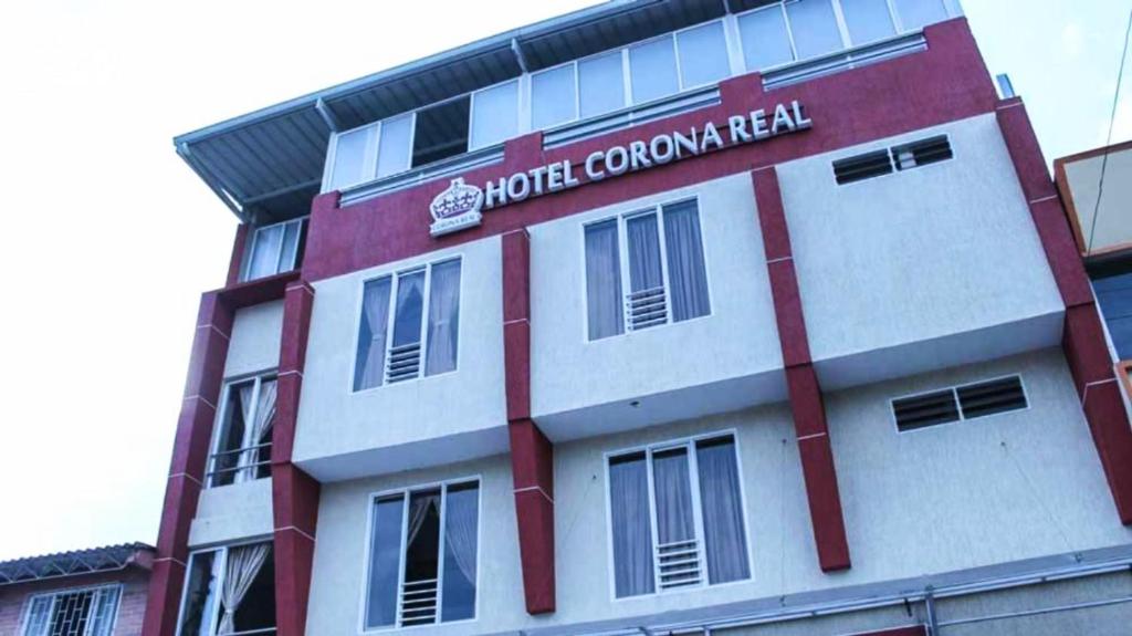 een gebouw met de woorden hotelovereenkomst geneest erop bij Hotel corona real in Santander de Quilichao