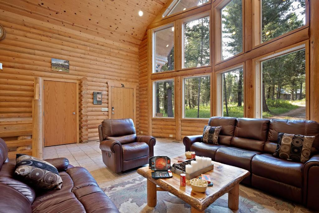 Lodgepole Lookout by KABINO Hot Tub Garage Foosball Fire Pit Theater Room U-Shaped Driveway - Haus Mit Vier Schlafzimmern