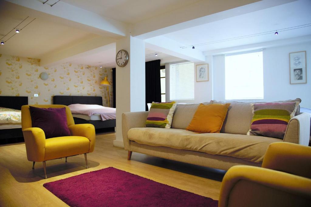 ein Wohnzimmer mit Sofa und ein Schlafzimmer in der Unterkunft B&B Tempelhof in Gent