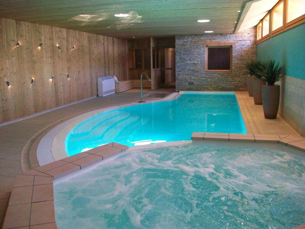 a large swimming pool in a hotel room at Les Chalets du Chaberton, Pied de pistes et Spa in Montgenèvre