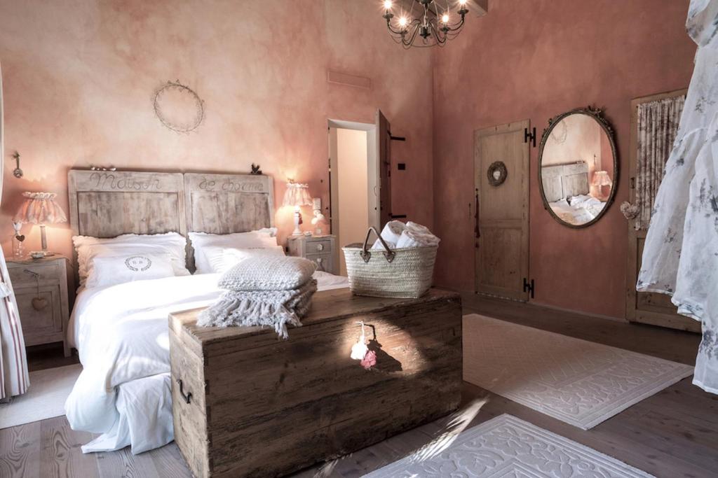 a bedroom with a large bed and a mirror at B&B Maison Parco Del Brenta in Curtarolo