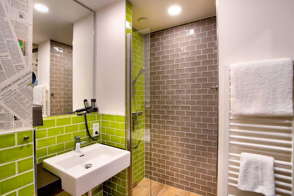 Koupelna v ubytování tinyTwice Hotel Wiesbaden