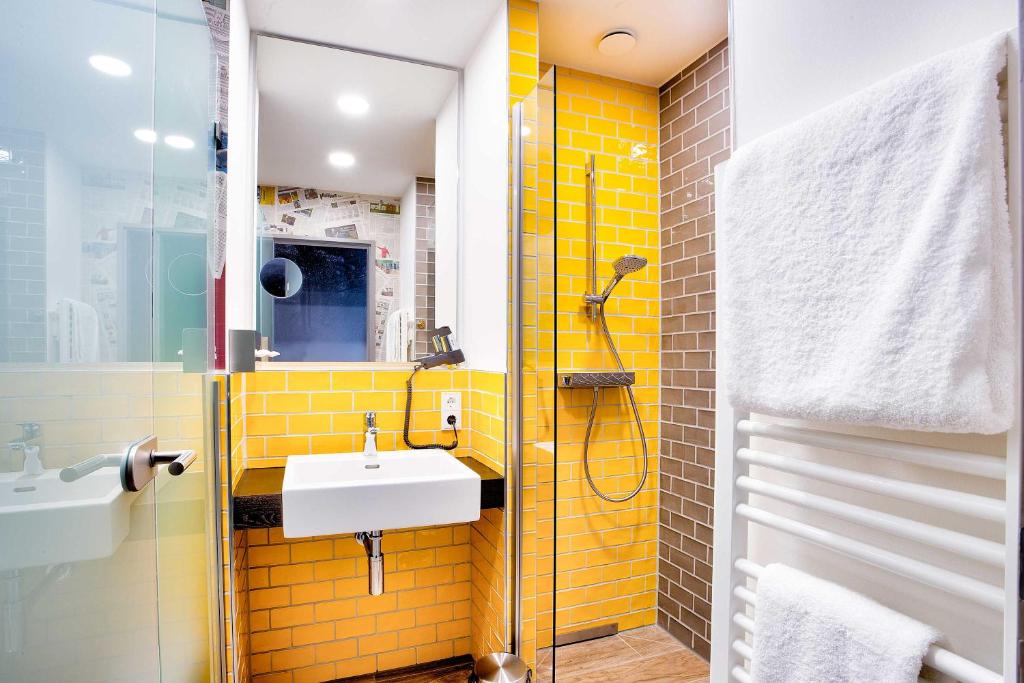 Koupelna v ubytování tinyTwice Hotel Wiesbaden