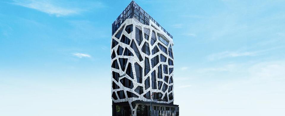 un edificio alto con un patrón en el costado. en Treeart Hotel, en Taichung
