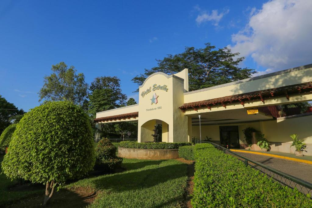 un edificio con un cartel en el costado en Hotel Estrella, en Managua