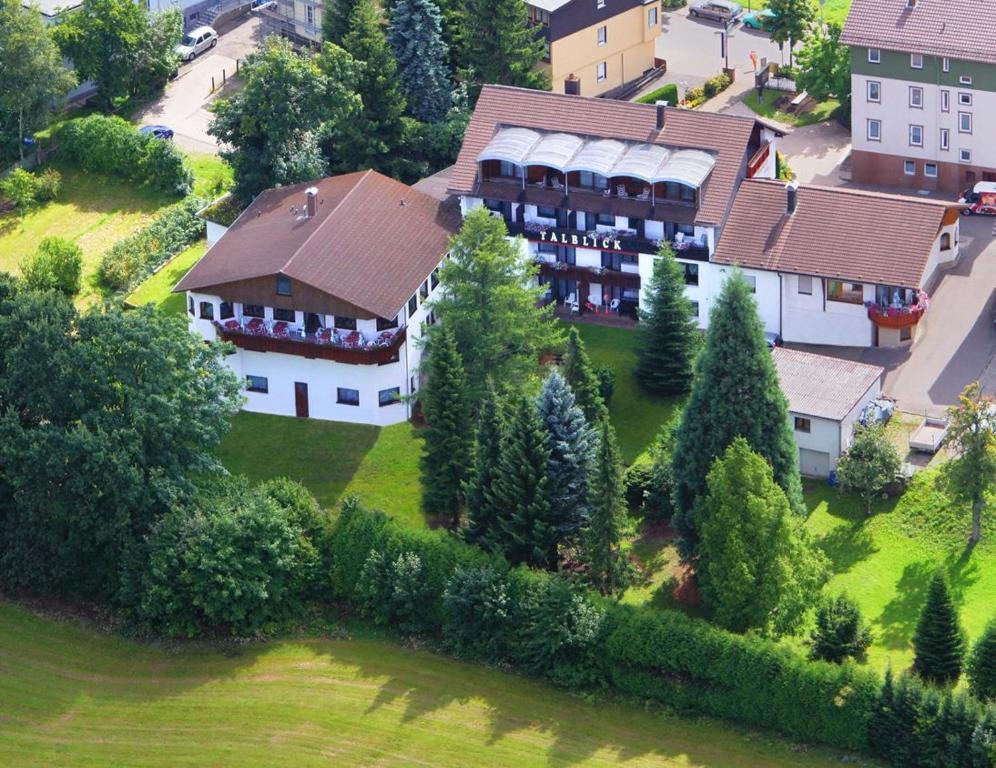 - une vue aérienne sur une grande maison avec une cour dans l'établissement Wellness-Hotel Talblick, à Schömberg