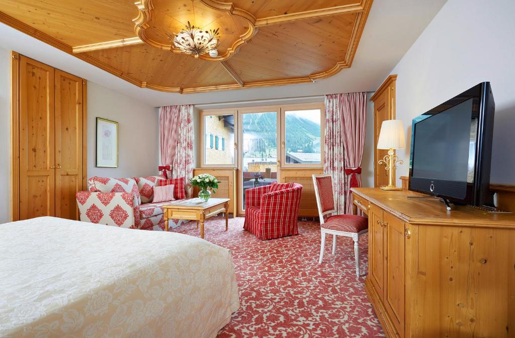 TV a/nebo společenská místnost v ubytování die Krone von Lech - Romantikhotel - Luxushotel in bester Lage