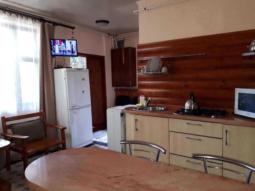 Cuisine ou kitchenette dans l'établissement Cottage in Yalta