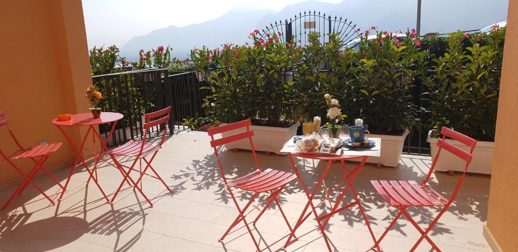 a patio with a table and chairs and flowers at Casa Margò in Monreale