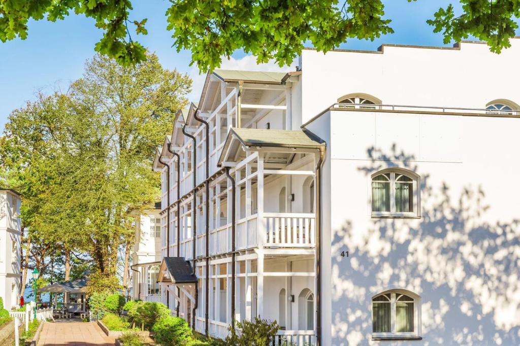 une image d'un bâtiment blanc dans l'établissement Strandhaus Belvedere, à Binz