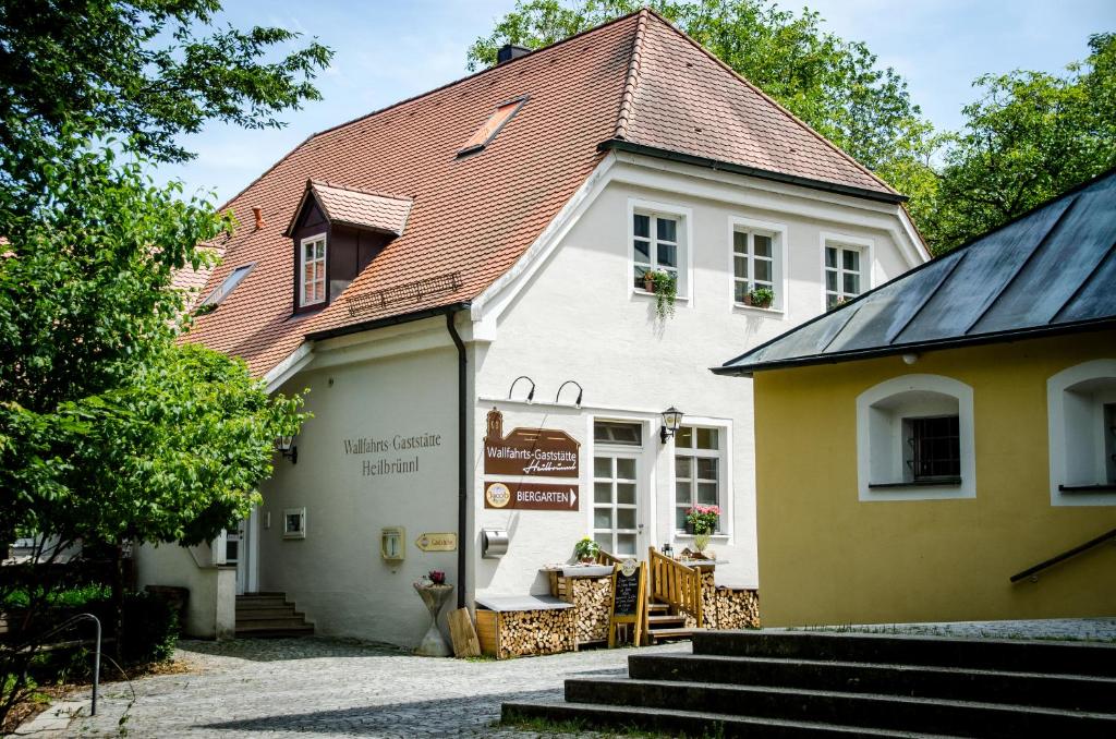 a white building with a red roof at Wallfahrts-Gaststätte Heilbrünnl in Roding