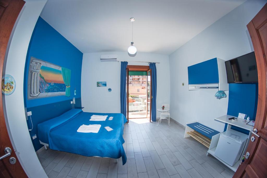ein blaues Zimmer mit einem Bett und einem Fenster in der Unterkunft B&B Le isole in Neapel