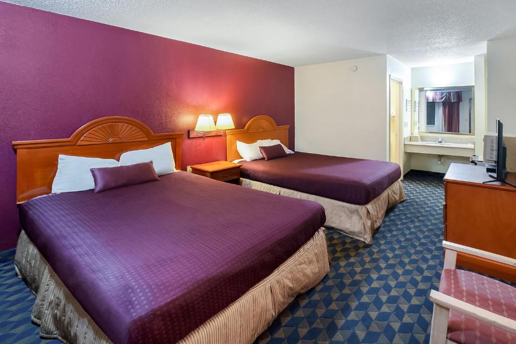 Tempat tidur dalam kamar di OYO Hotel Manning SC