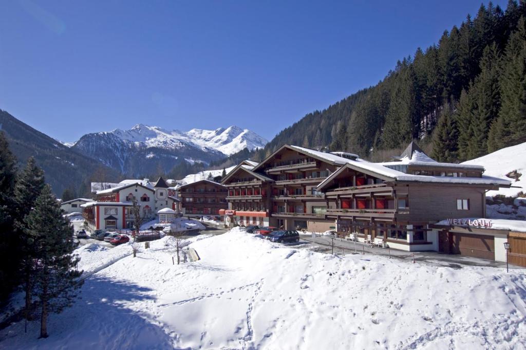 una estación de esquí en las montañas con nieve en el suelo en Aparthotel Chalet Wetzlgut, en Bad Gastein