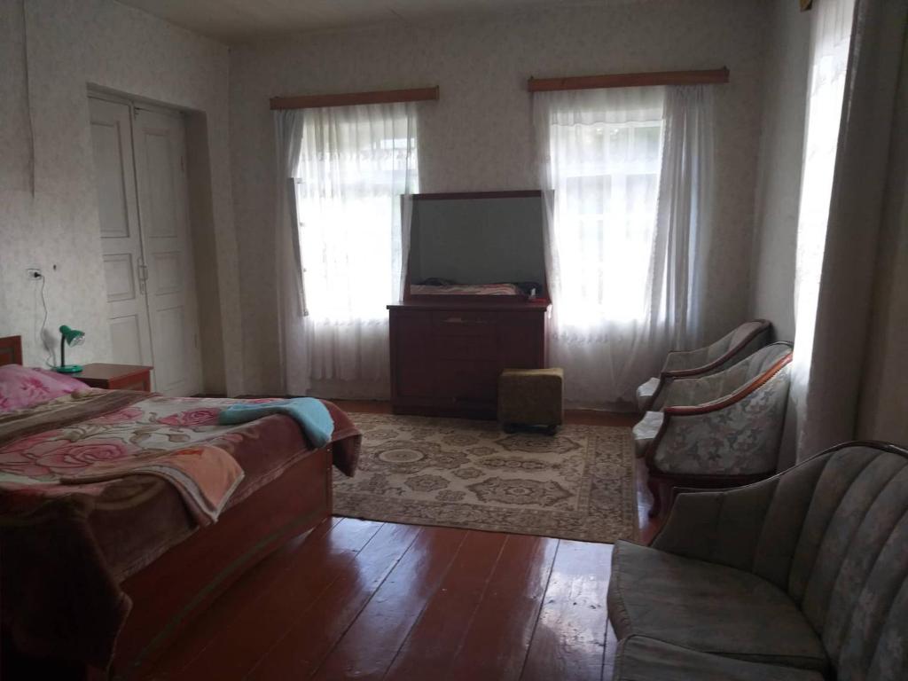 TV a/nebo společenská místnost v ubytování Jimsher Naveriani Guesthouse