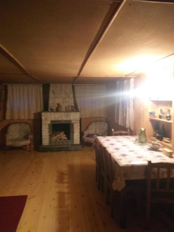 Posezení v ubytování Jimsher Naveriani Guesthouse