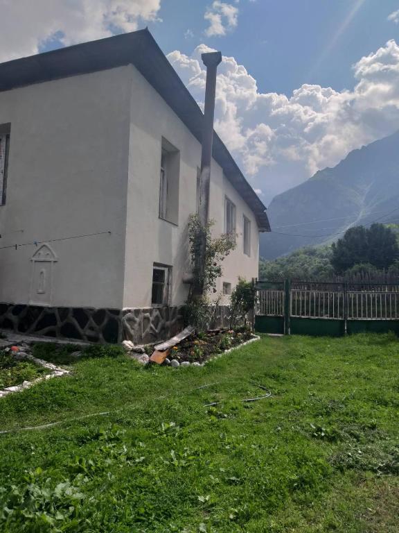 Nespecifikovaný výhled na hory nebo výhled na hory při pohledu z penzionu