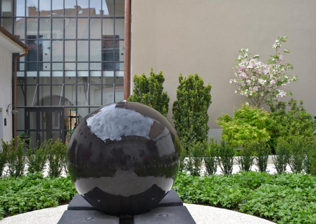 una escultura de un huevo blanco y negro sobre una mesa en Hotel Maribor & Garden Rooms en Maribor