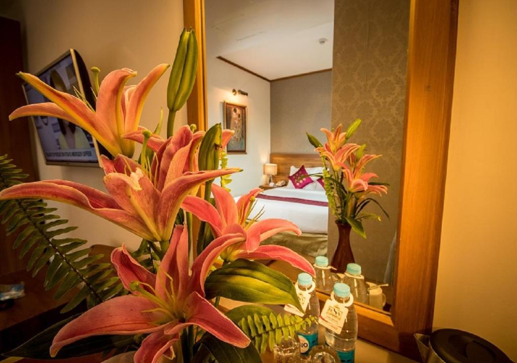 Hotel Shwe Yee - Deluxe Room With Pagoda View