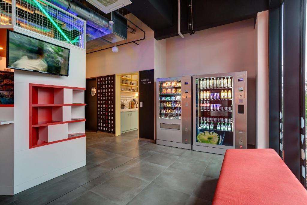 TV a/nebo společenská místnost v ubytování MEININGER Hotel Heidelberg Hauptbahnhof