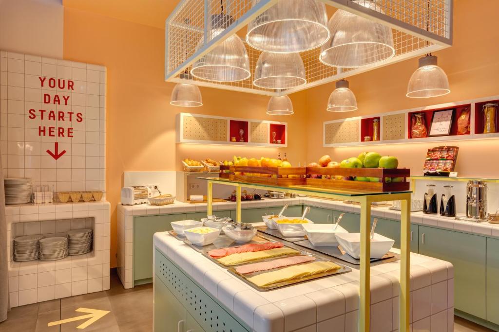 a bakery with a display case with food on it at MEININGER Hotel Heidelberg Hauptbahnhof in Heidelberg