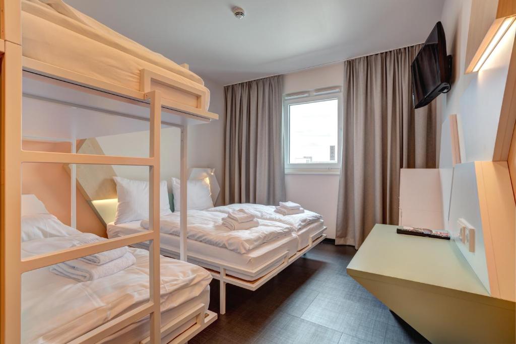 Postel nebo postele na pokoji v ubytování MEININGER Hotel Heidelberg Hauptbahnhof