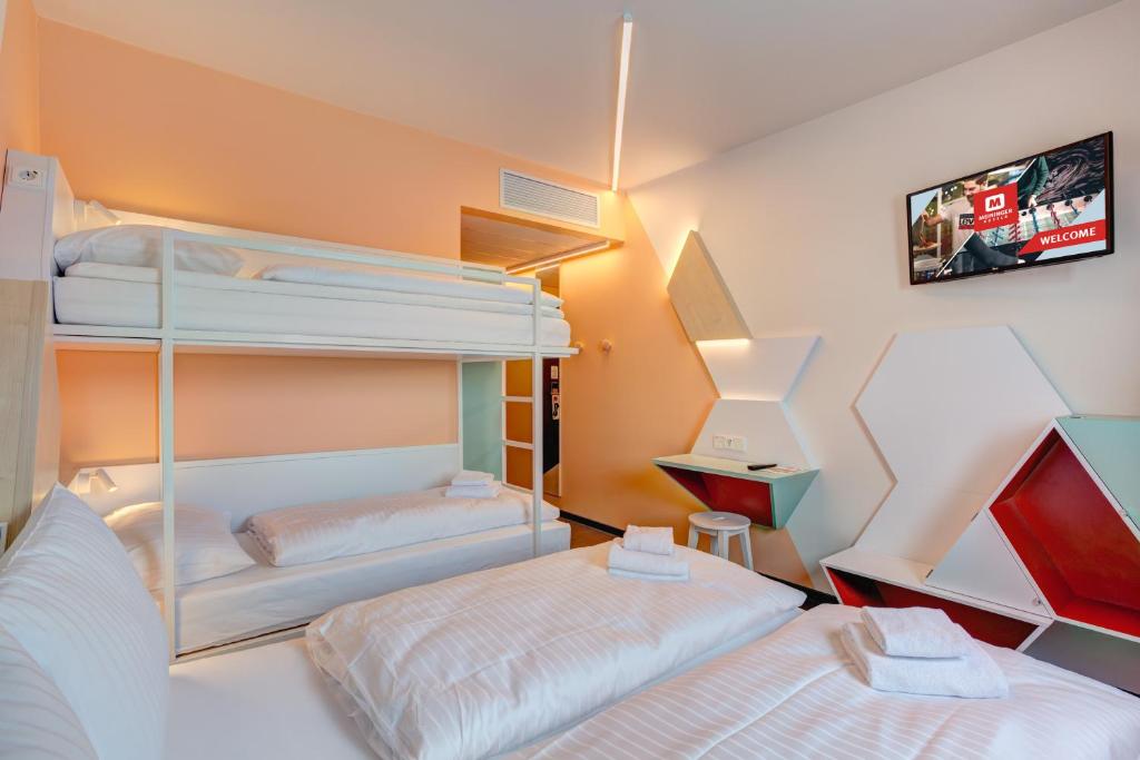 Postel nebo postele na pokoji v ubytování MEININGER Hotel Heidelberg Hauptbahnhof