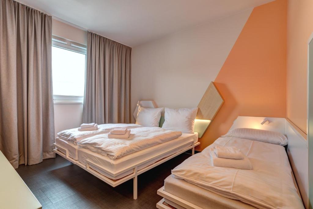 Postel nebo postele na pokoji v ubytování MEININGER Hotel Heidelberg Hauptbahnhof