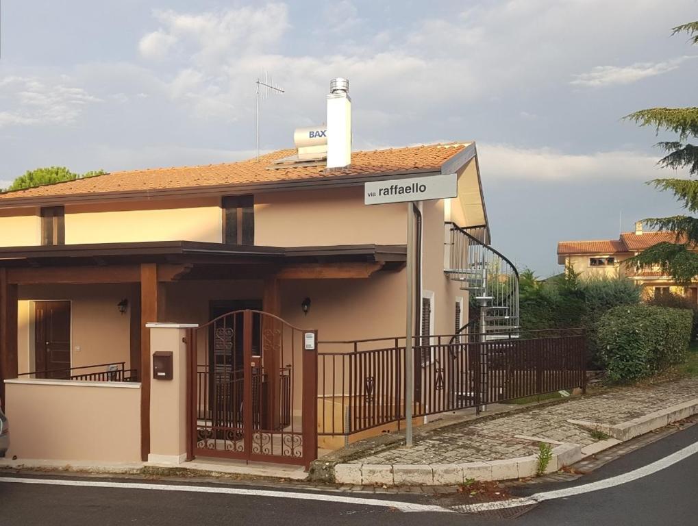 uma pequena casa ao lado de uma rua em La Casetta di Vitty em Conza di Campania