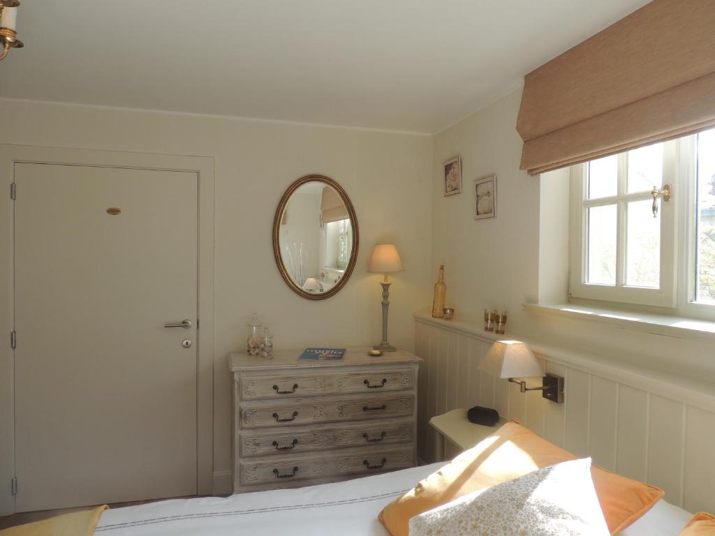Postel nebo postele na pokoji v ubytování Bed & Breakfast Het Zilte Zand - luxe ontbijt - gratis parking - Westende Middelkerke