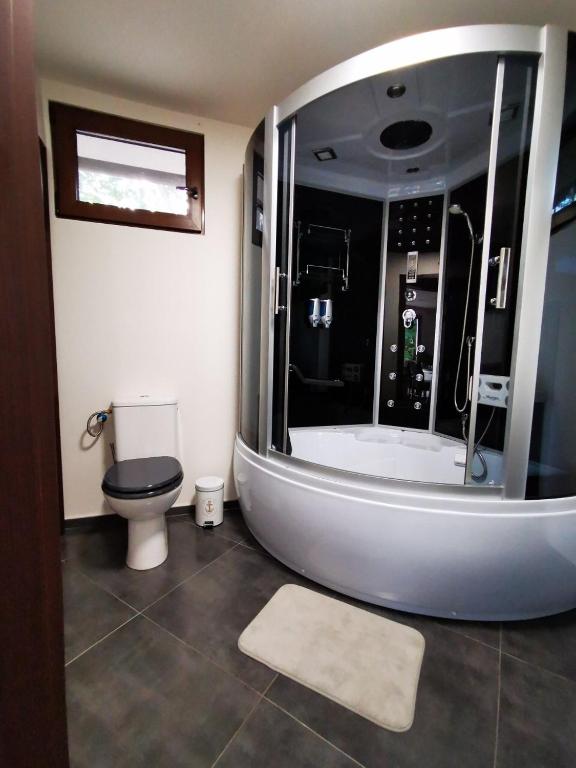 A bathroom at Golden Beach Apartment